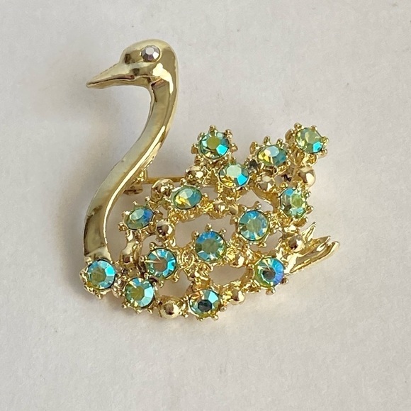 Vintage Swan Brooch Aurora Borealis Crystal Green Rhinestone Gold Tone 60s Retro - Picture 2 of 8